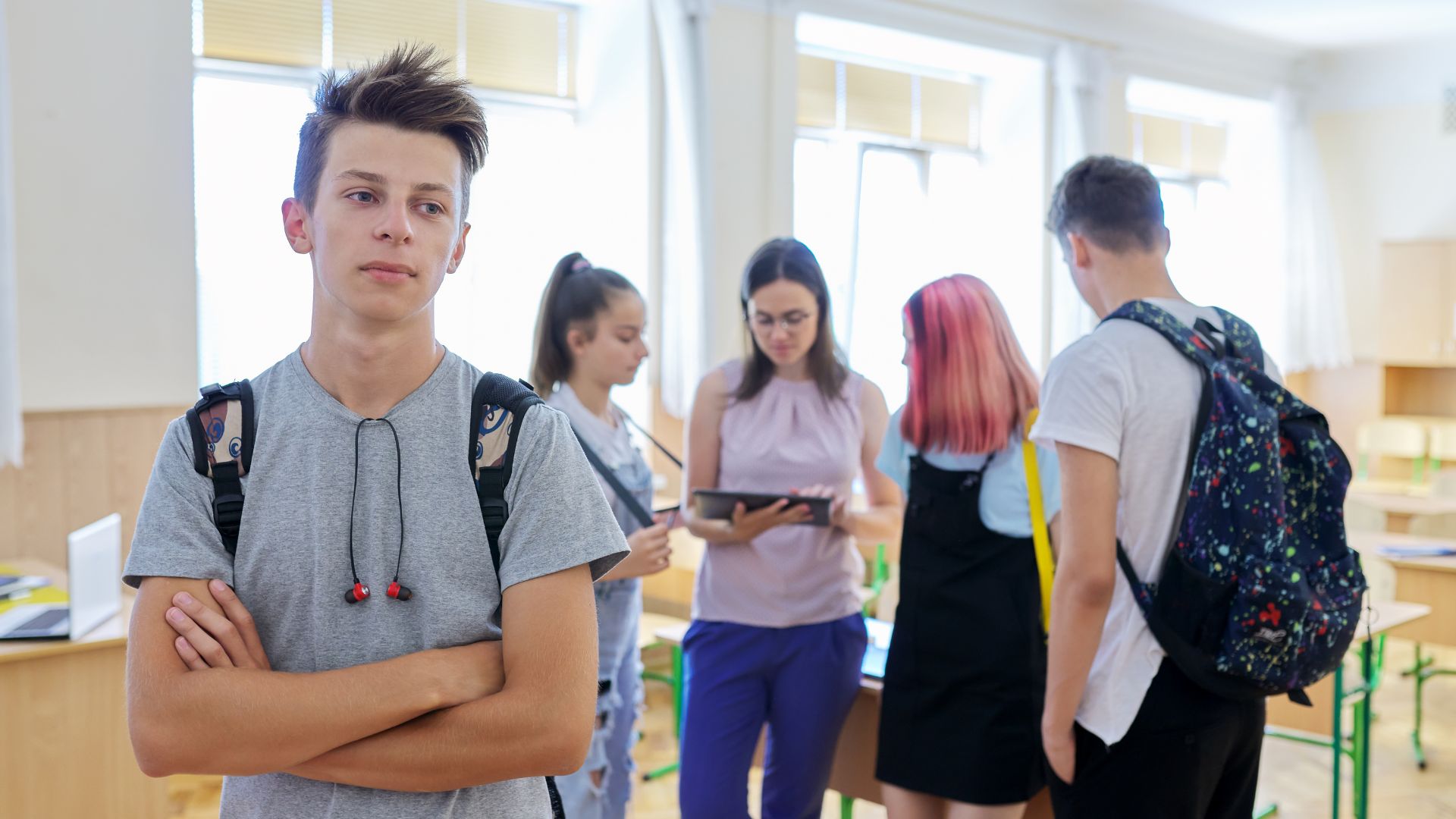 Un noi apartat de la resta de companys de classe.
