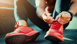 Adolescente atando cordones de las deportivas