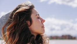 Noia respirant profundament