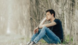 Chico triste en el bosque