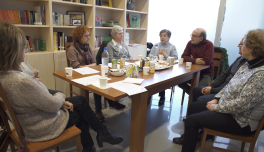 Personas participando en un grupo de ayuda mutua