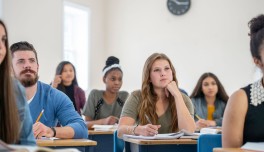 Aula universitaria con alumnado