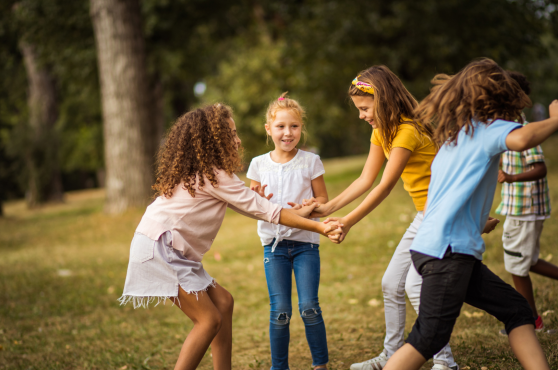 Niños jugando en un parque