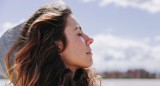 Noia respirant profundament
