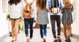 Adolescentes saliendo del instituto