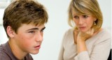 Mare escoltant a un fill adolescent